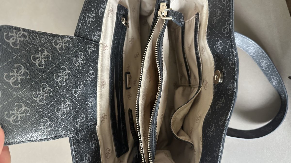Guess Borse da donna: Guess Handtasche Grau Monogramm – Usato da Waldstatt venduto da Car_na 7