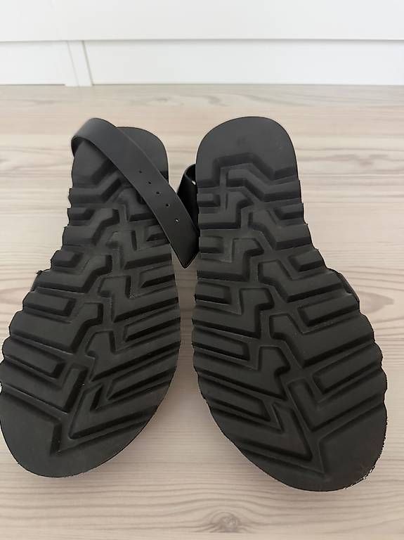 Chaussures femmes: Schwarze Riemensandalen, Gr. 38 – D'occasion à Frauenfeld par _vivano_ 2