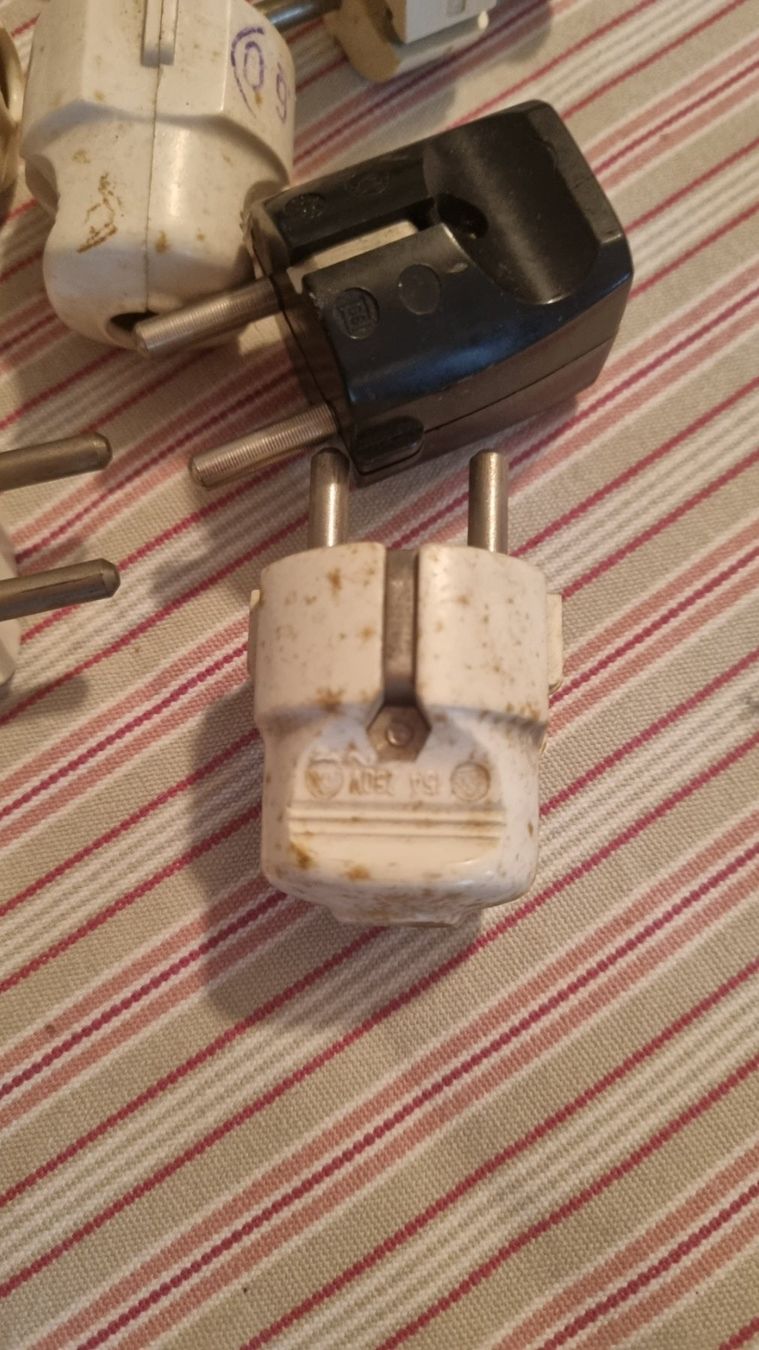 Fiches d'alim.: 11 Schuko Stecker Schutzkontakt Stecker – D'occasion à Basel par Jcva 9