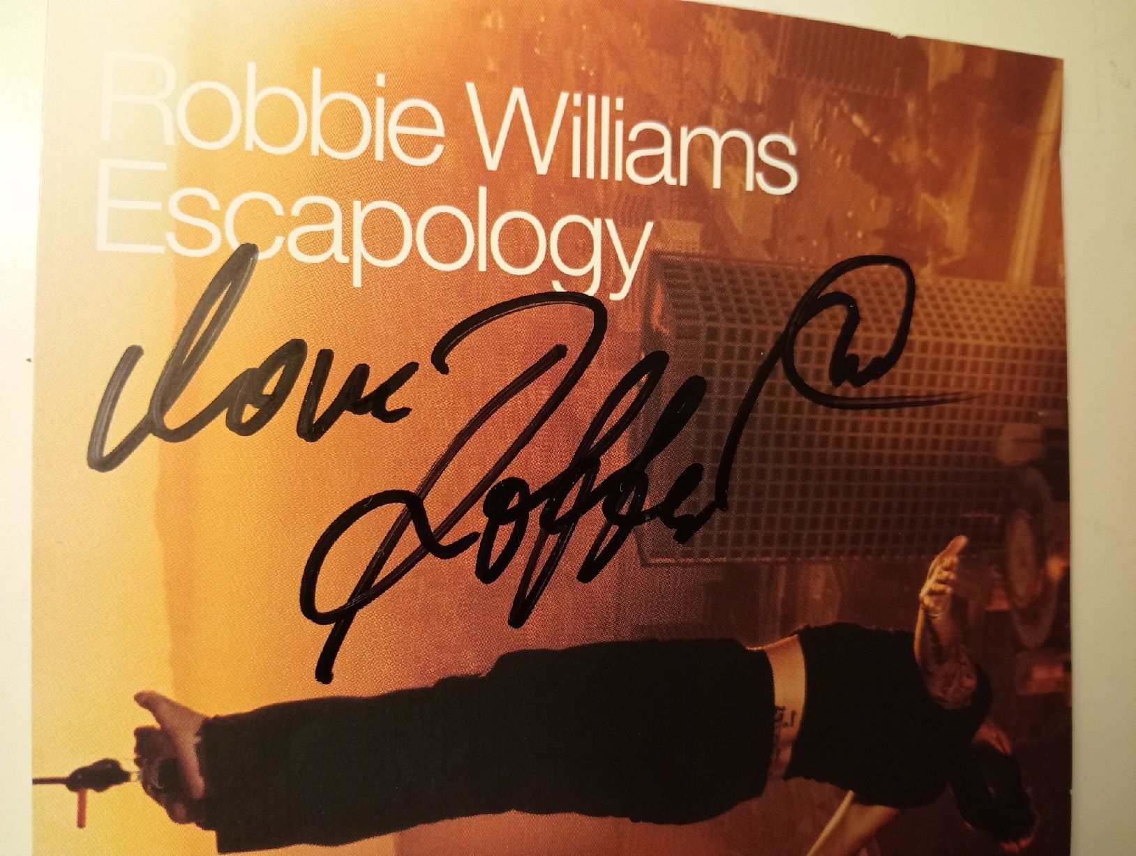 Autografi: Robbie Williams Escapology CD mit Autogramm (?) – Usato da Allschwil venduto da Evgeniia78 4