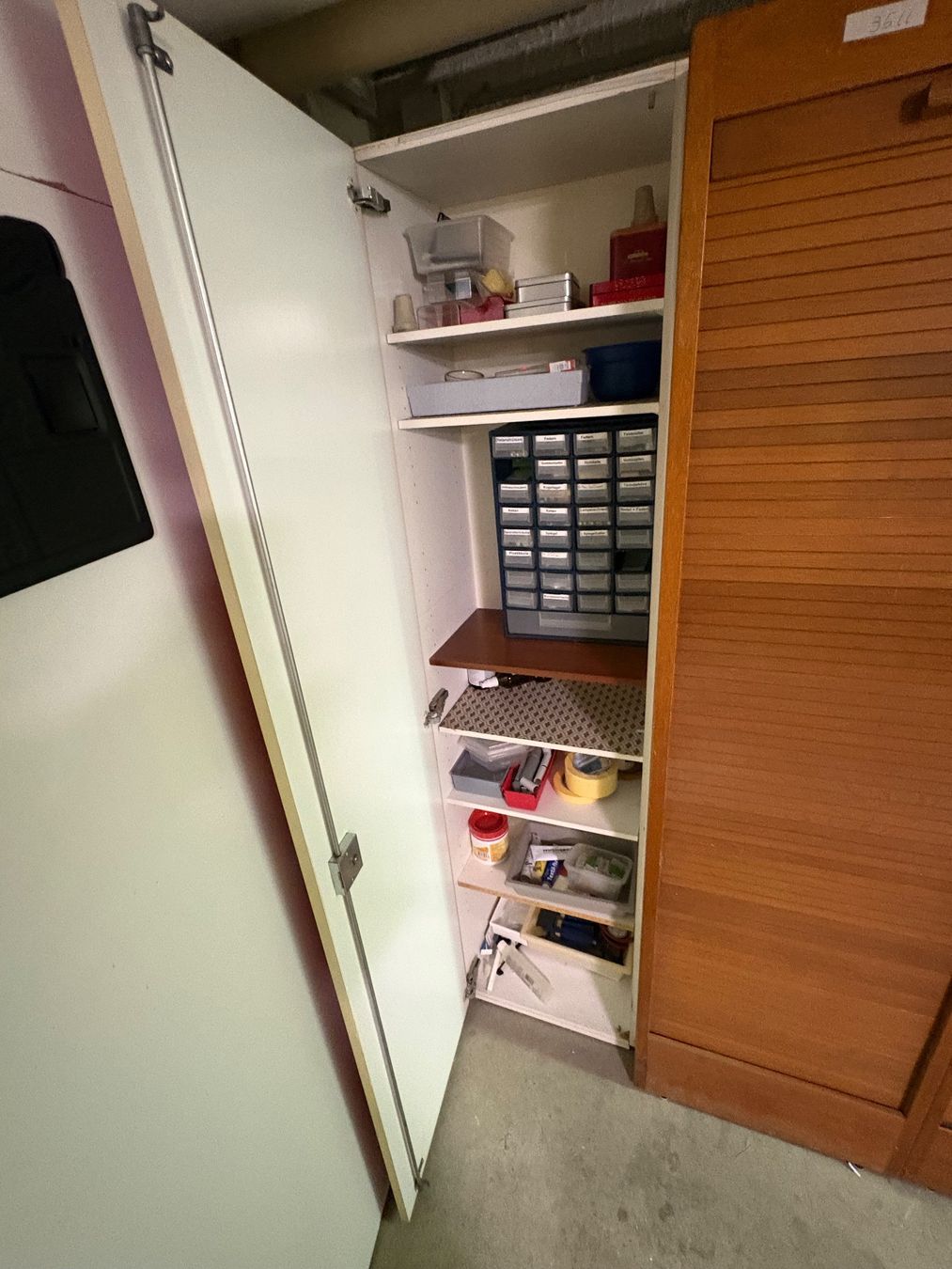 Armoires: Schrank rot, Weiss, mit Schubladen und Fachern – D'occasion à Frick par Rukki 1