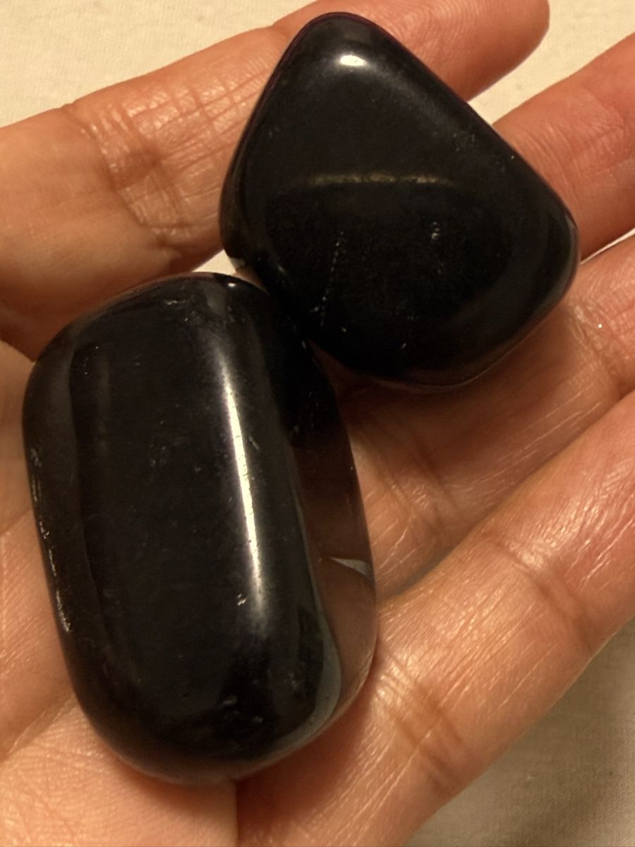 Mineralien & Heilsteine: 2Sk Schwarz Steinen – Gebraucht aus Oberhof von RealStone 2