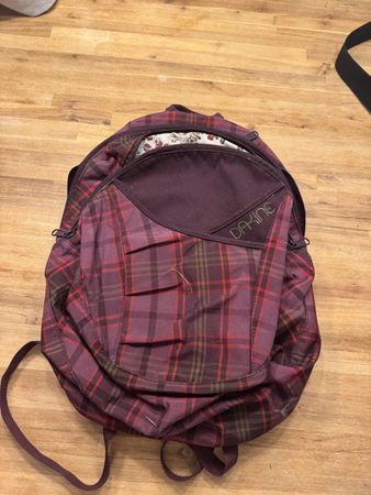 Gut erhaltener Dakine Rucksack im Karomuster, perfekt für He