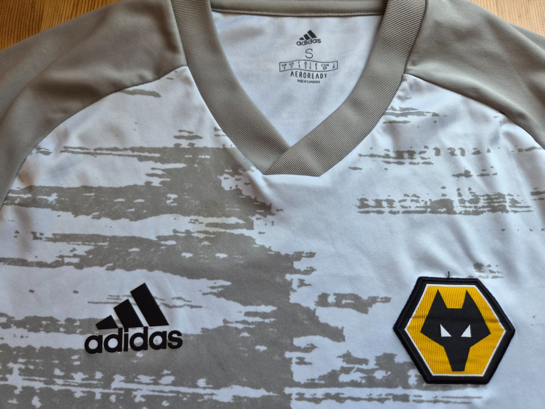 Maillots de corps & Pantalons: Wolverhampton Wanderers Trainingsshirt adidas Gr. S Wolves – Neuf (Voir description) à Hägglingen par United-Village-Trade 1