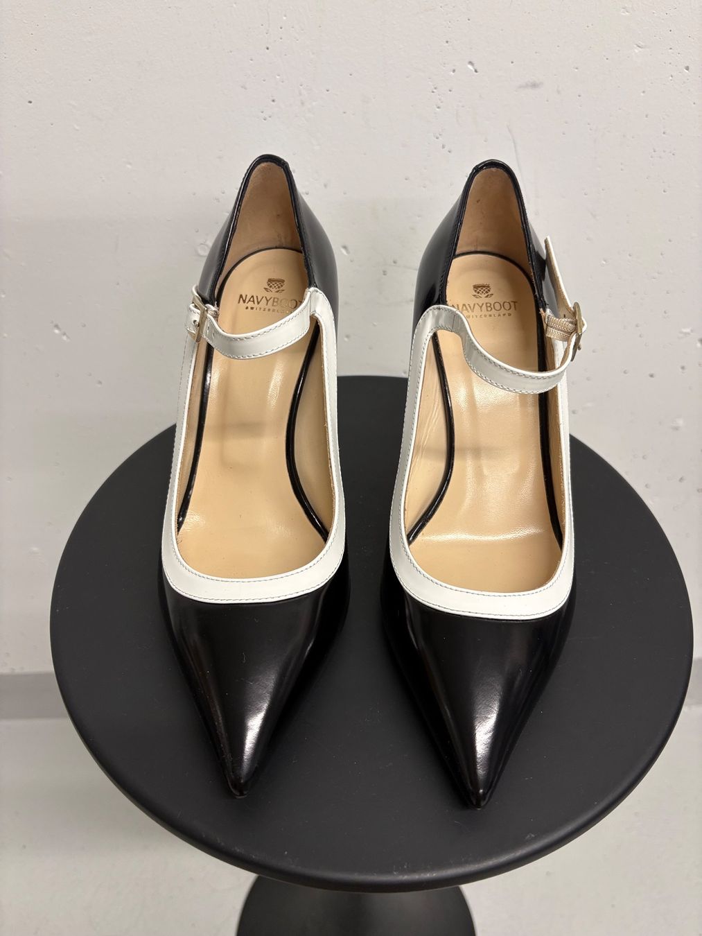 Navyboot Scarpe da donna: Navyboot Pumps schwarz weiss Leder Riemchen 38 – Nuovo (secondo la descrizione) da Regensdorf venduto da secondchancefashion 5
