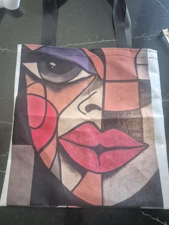 Borsa tote con stampa facciale astratta