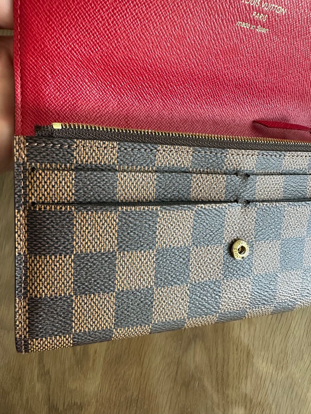 Louis Vuitton Portamonete: Louis Vuitton portefeuille Émilie rouge – Nuovo (secondo la descrizione) da Courgevaux venduto da missceline5 8