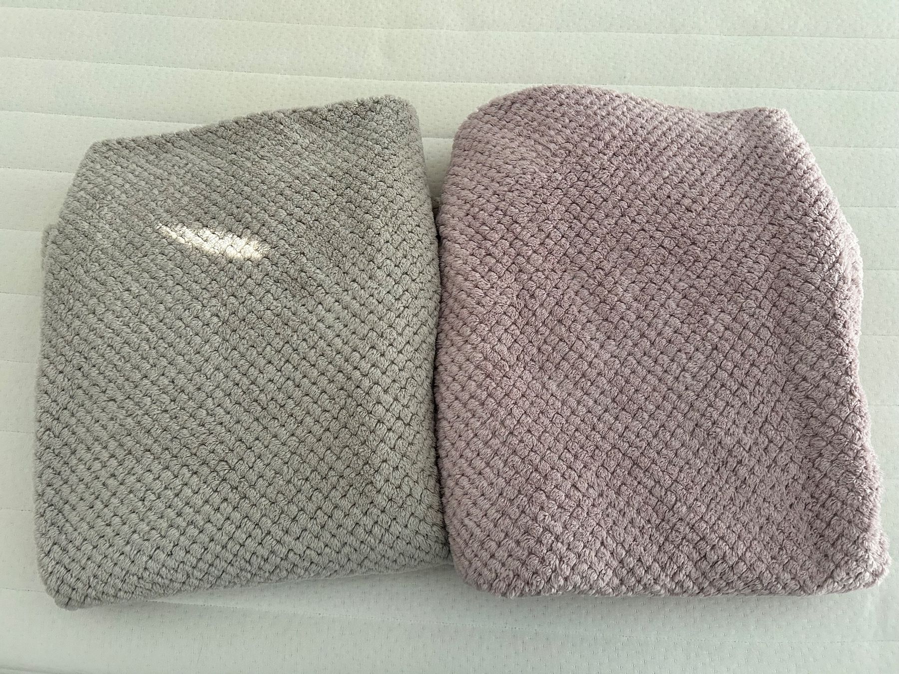 Couvertures: Kuscheldecken 2 Stück, Polyester, hellrosa und greige – D'occasion à Zizers par Neka19