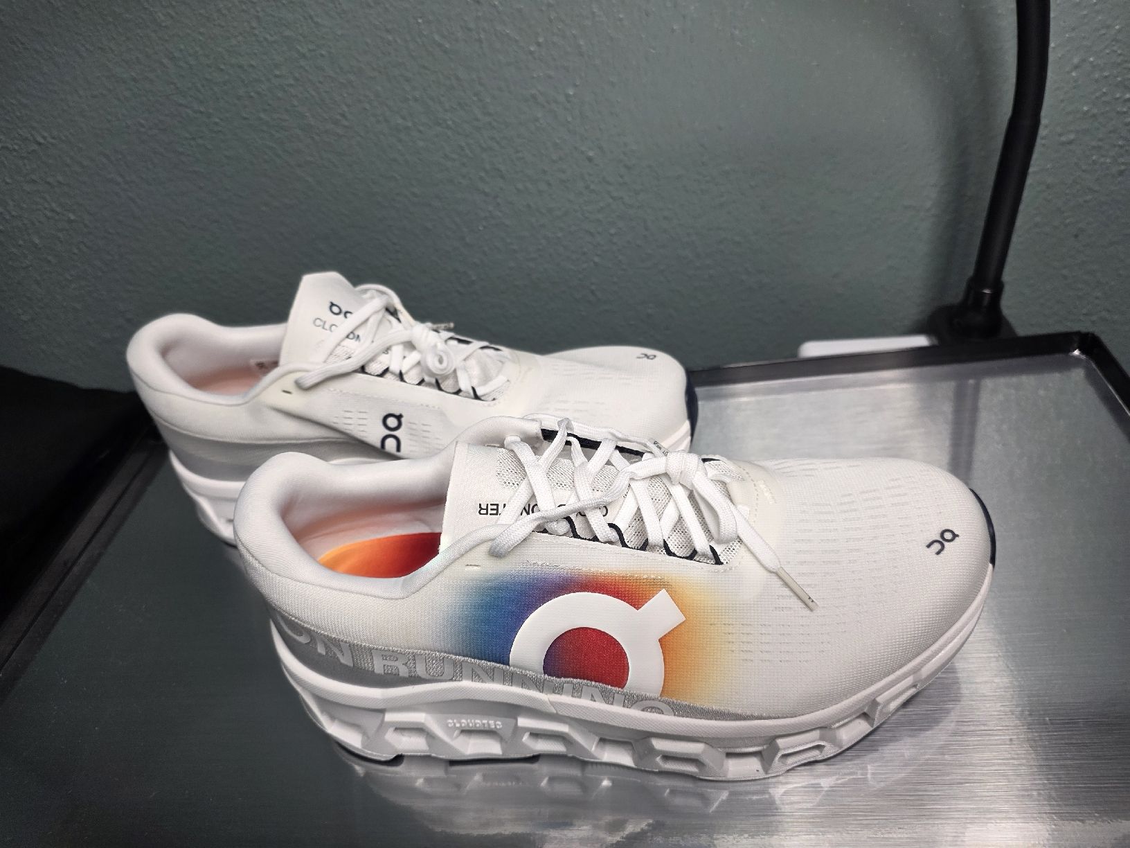 On Scarpe da uomo: On Running Cloudmonster 2, White Rainbow, Size EU 45 – Nuovo (secondo la descrizione) da Brüttisellen venduto da par_8zbj 2