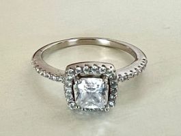 Silberring 925 mit brillierenden Zirkonia– edles Design