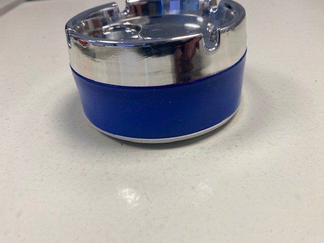 Aschenbecher: Aschenbecher Blau Chrom drehbar – Neu und originalverpackt aus Wängi von elcigarro