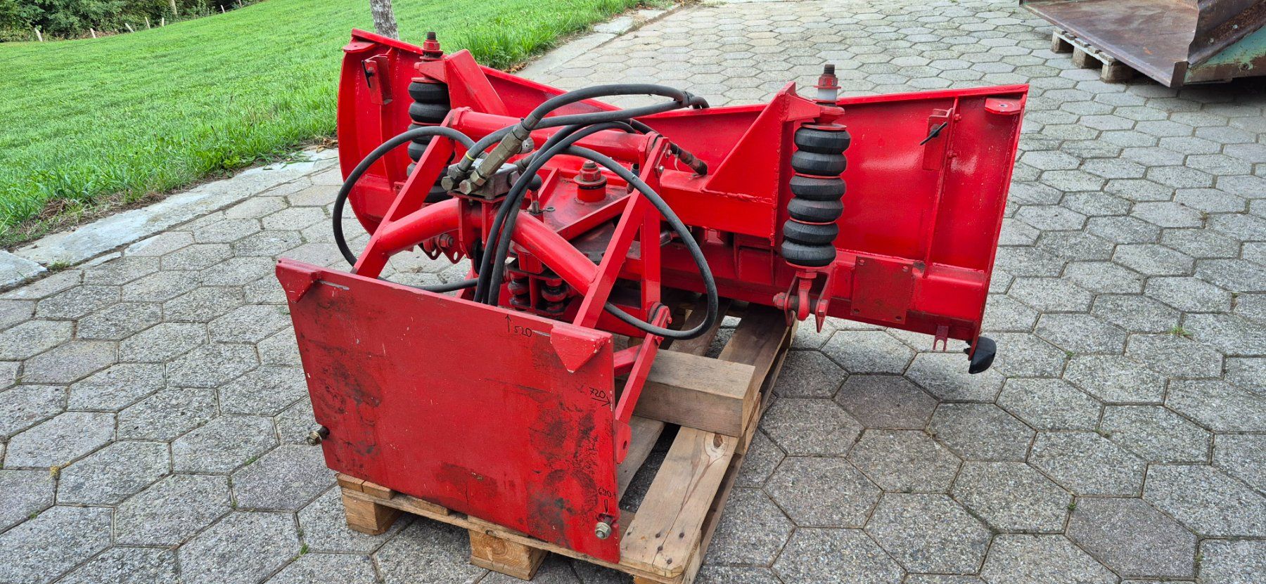 Zaugg Déneigement: Schneepflug Zaugg 180breit zu Kommunal oder Oldtimer Traktor – D'occasion à Egg SZ par Bko1 2