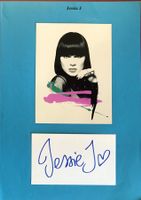 Jessie J Autogramm signiert Karte mit Foto 20x30cm