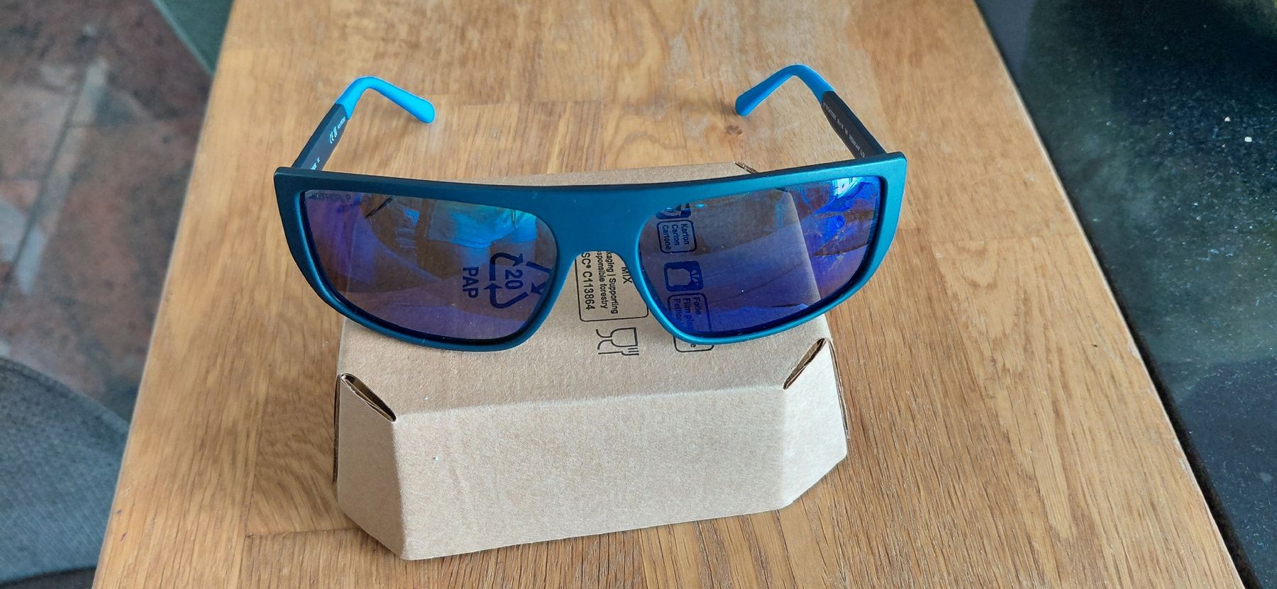 Lunettes & Verres: Sonnenbrille Unofficial – D'occasion à Rudolfstetten par Jassys