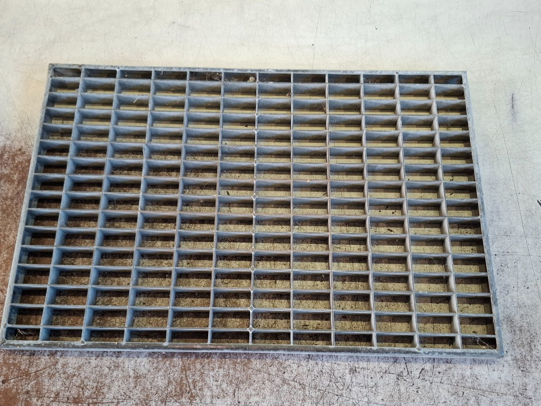 Griglie e Inferriate: Robuste Metall Abdeckung/Gitter, 60 cm x 40 cm – Usato da Adligenswil venduto da Exnovo