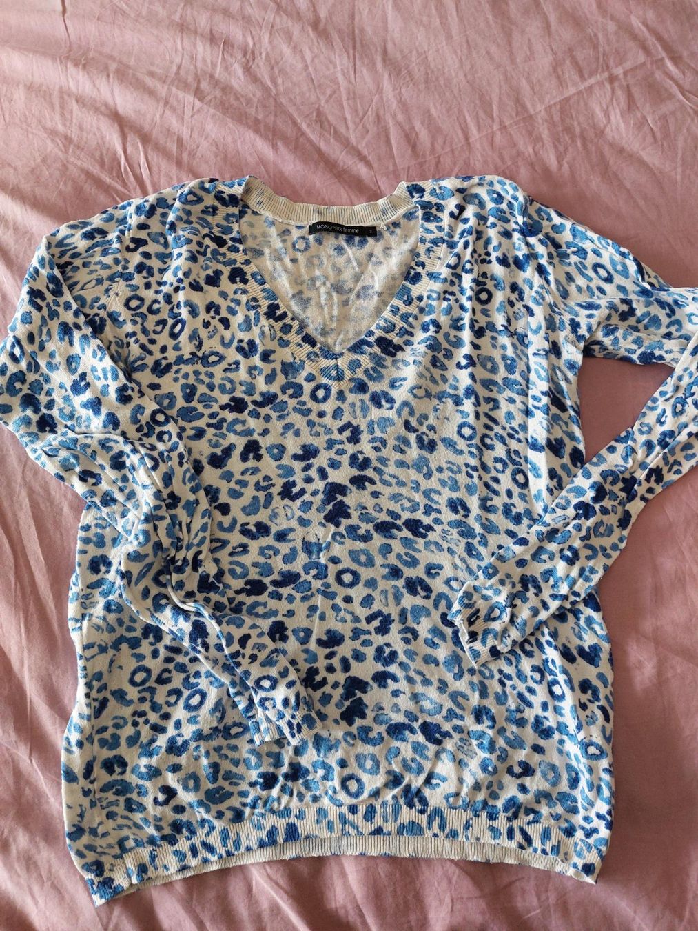 Pullover & Sweatshirts: Très joli pull col V léopard bleu Monoprix Taille 2 – Gebraucht aus Ostermundigen von jul_7t8v
