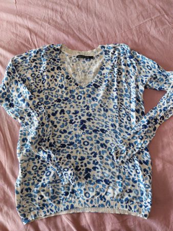 Très joli pull col V léopard bleu Monoprix Taille 2
