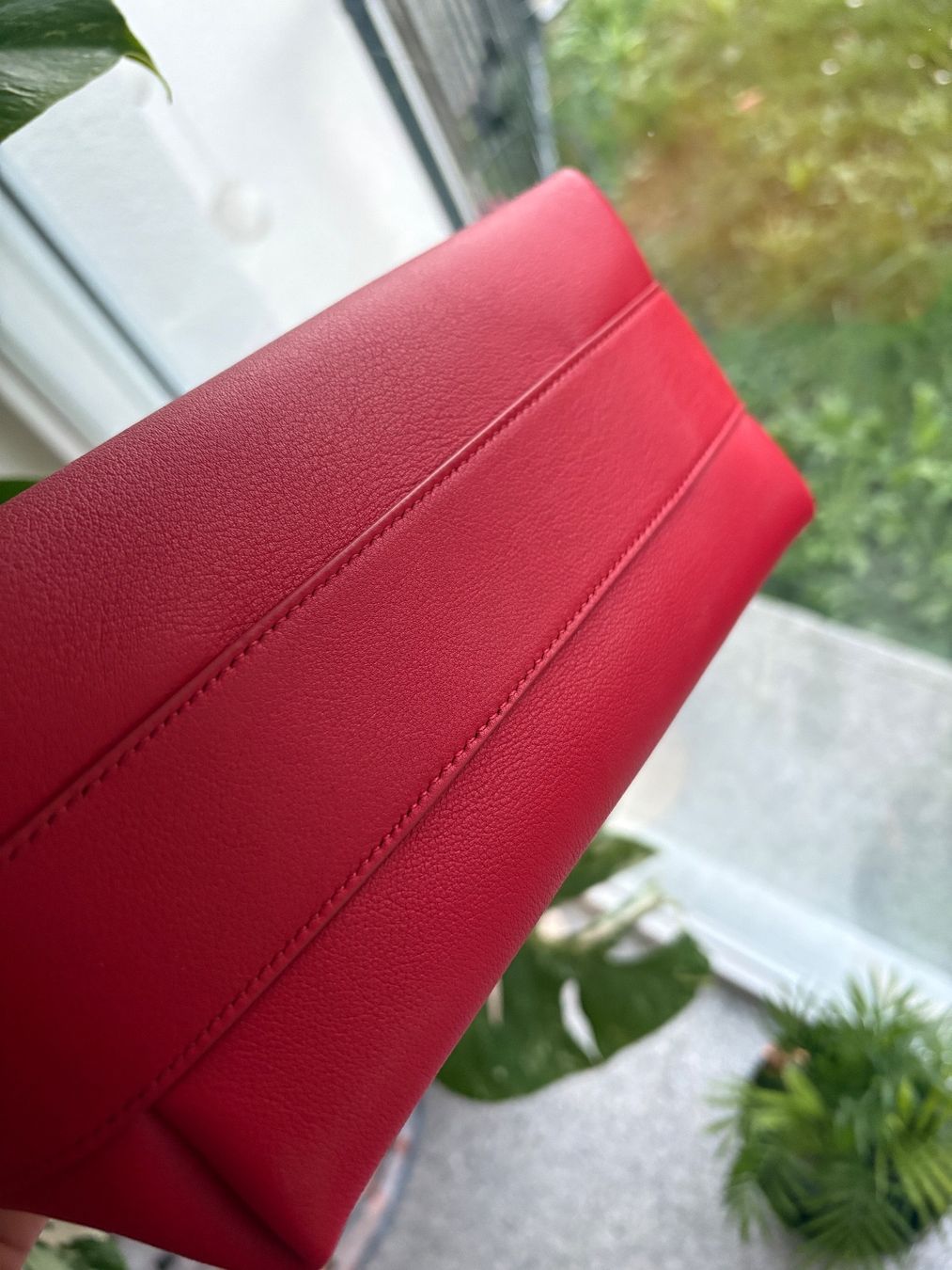 Salvatore Ferragamo Borse da donna: FERRAGAMO Hug small  textured-leather shoulder/clutch bag – Nuovo e nell'imballaggio originale da Frauenfeld venduto da Vanityroom 5