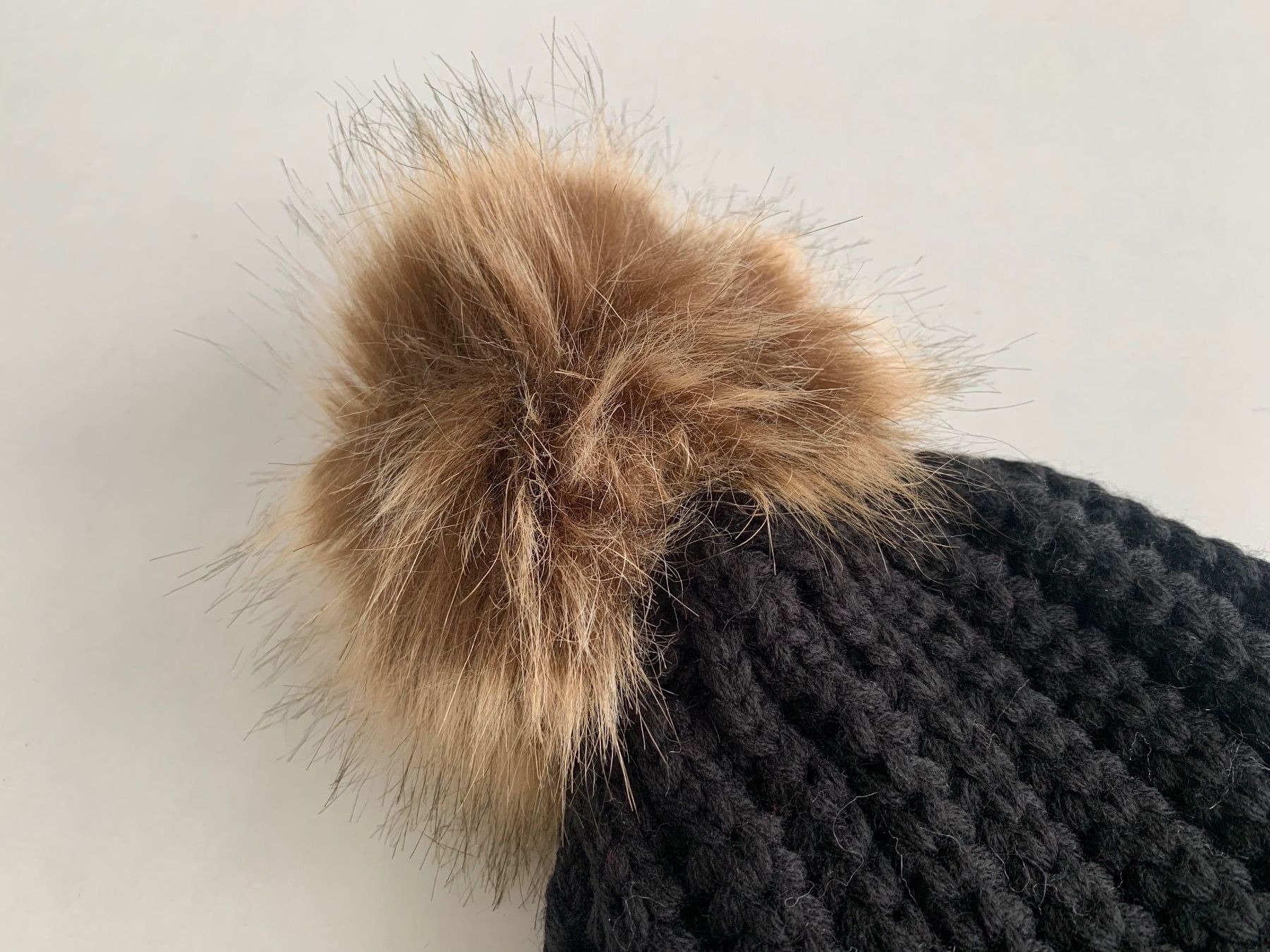 Hüte, Mützen & Caps: Schwarze Strickmütze mit Bommel Pesaro – Gebraucht aus Bern von Fraeuleinhonig 3