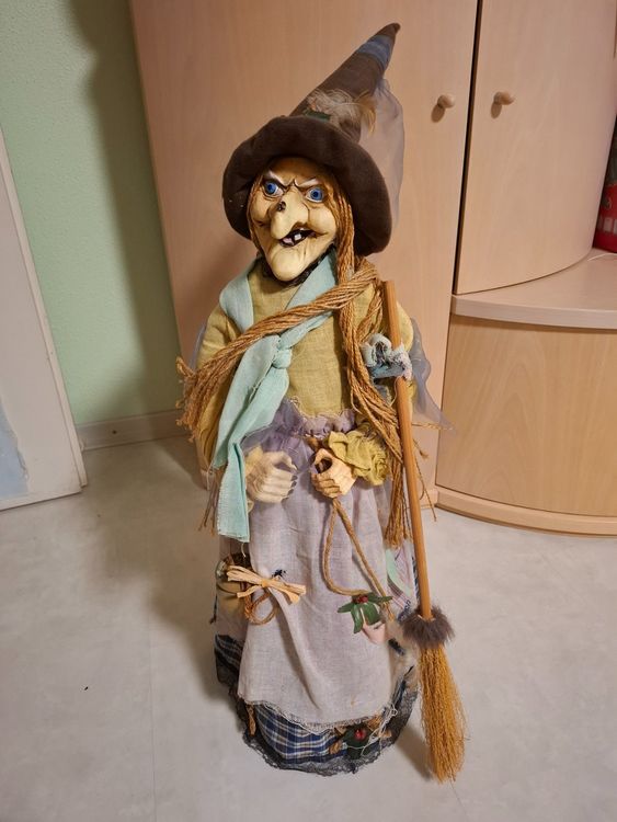 Halloween Hexe Dekofigur - Violettes Spinnennetz Design Mit Glöckchen 23cm