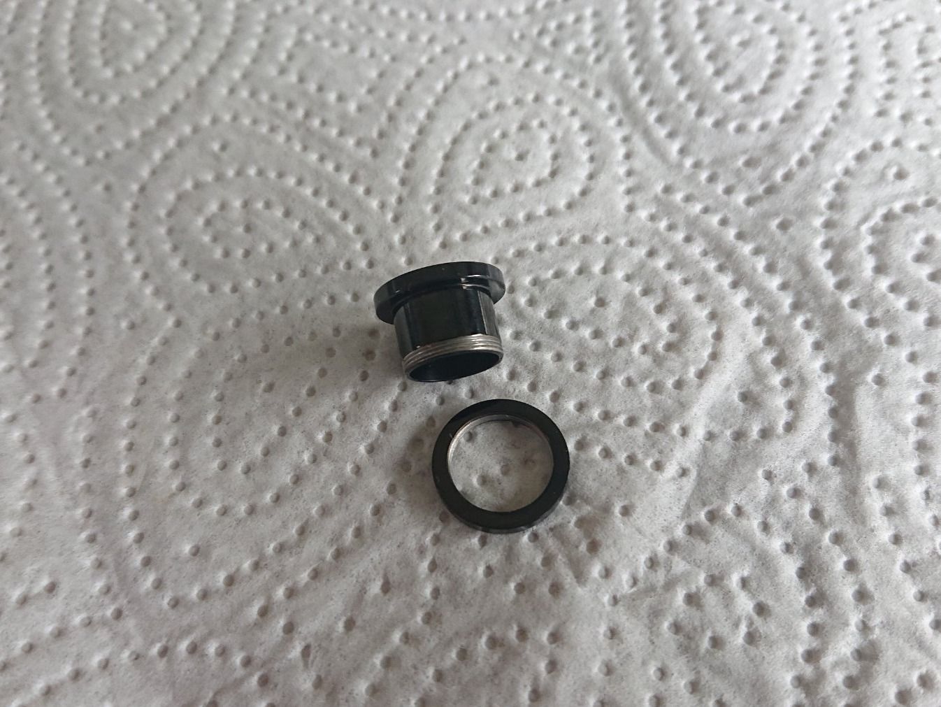 Gioielli per piercing: Tunel Plug mit Gewinde, schwarz, 12mm – Usato da Bönigen venduto da Mis1513 2