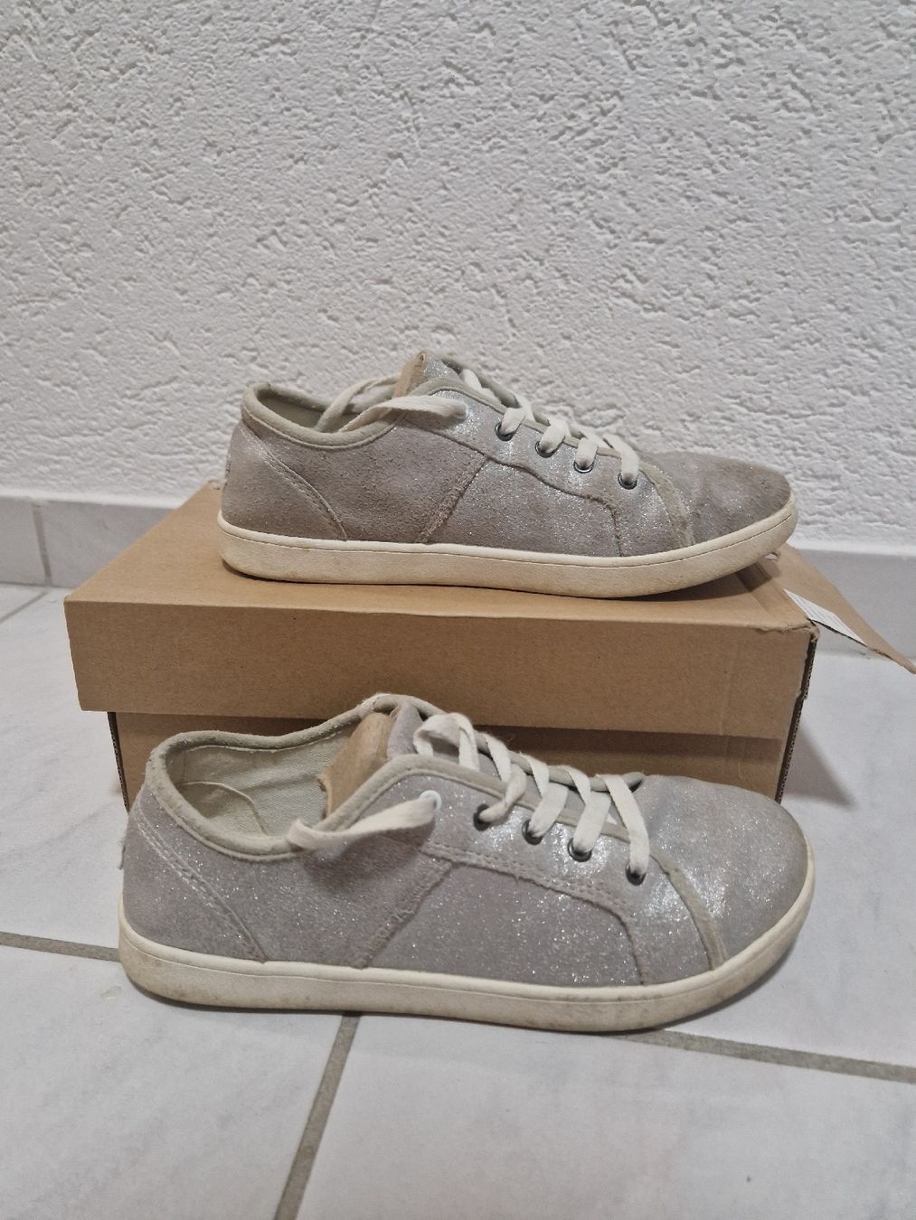 Ugg Scarpe per ragazze: UGG Sneaker Gr. 34 silber glitzernd Schuhe Frühling – Usato da Mellingen venduto da BiBi.16 1