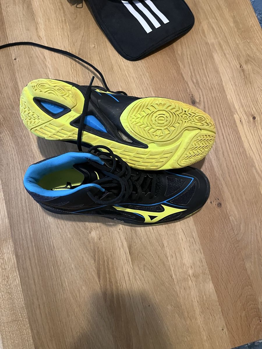Mizuno Scarpe da uomo: Mizuno, Chaussures de indoor - taille: 42 – Nuovo (secondo la descrizione) da Lausanne venduto da aya_qnx8 2