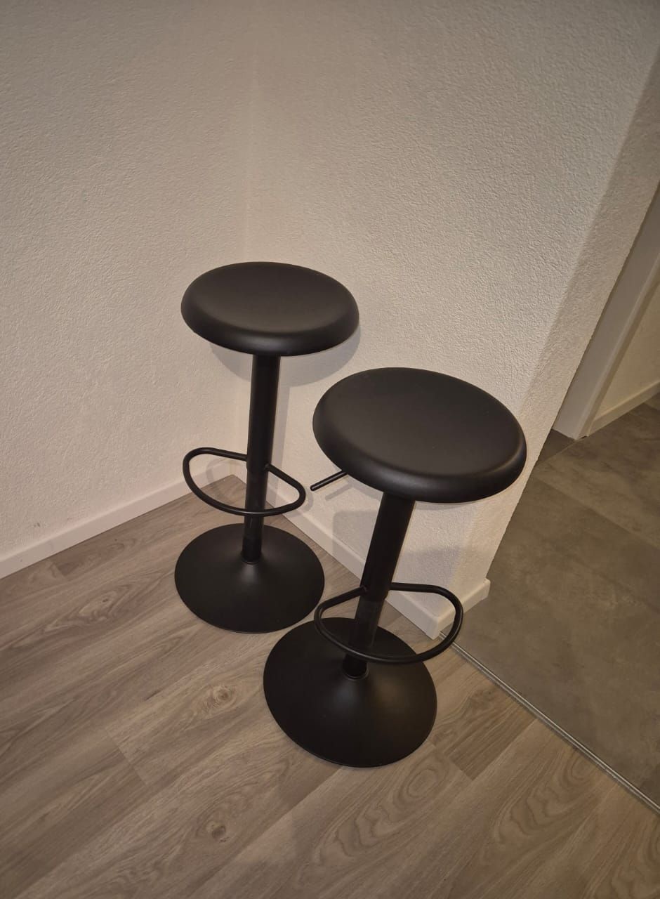 Hocker: Stool/Tabouret noir – Gebraucht aus Basel von M.Ben