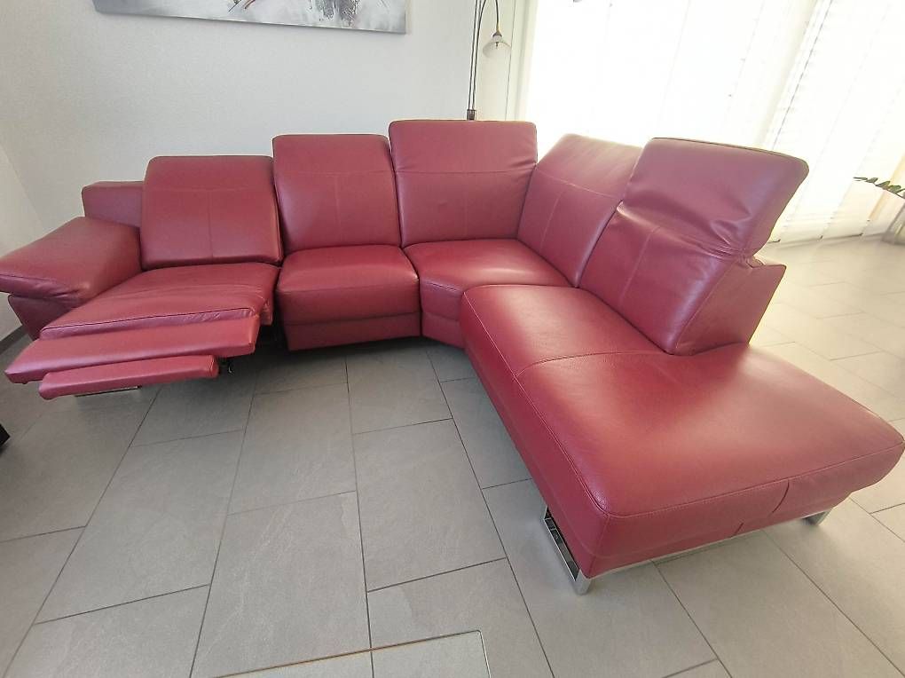 Divani: Echtleder Sofa mit elektrischer Relax Funktion Rot – Usato da Nottwil venduto da Lu1043201 1