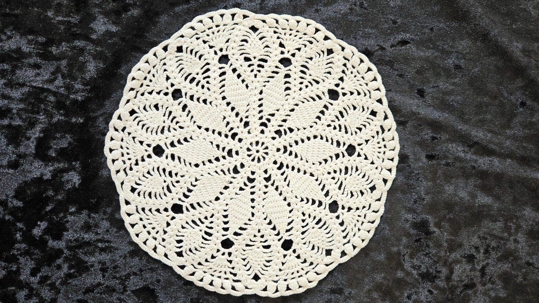 Altra biancheria da tavola: Spitzendeckchen Spitzendeckeli D21 cm Deckeli hellbeige – Usato da Gossau ZH venduto da LeoniesDeko
