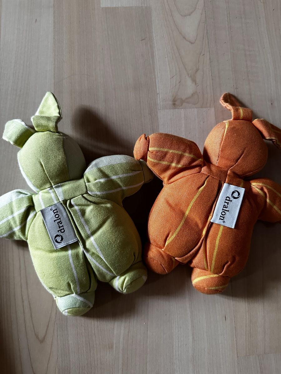 Giocattoli: 2 lapins en tissu Dralon  – Usato da Villeneuve VD venduto da tat_9fhl 1