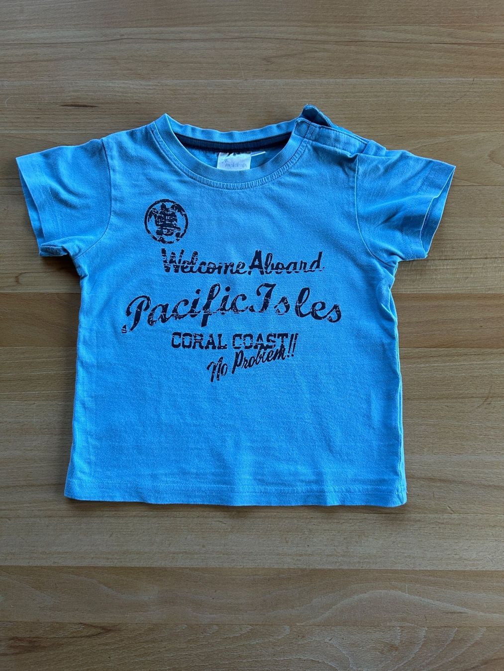 Hemden, T-Shirts & Polos: Hellblaues T-Shirt Grösse 86/92 – Gebraucht aus Grosswangen von che_gr