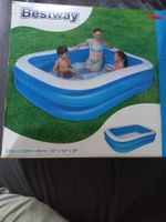 piscina rettangolare blu