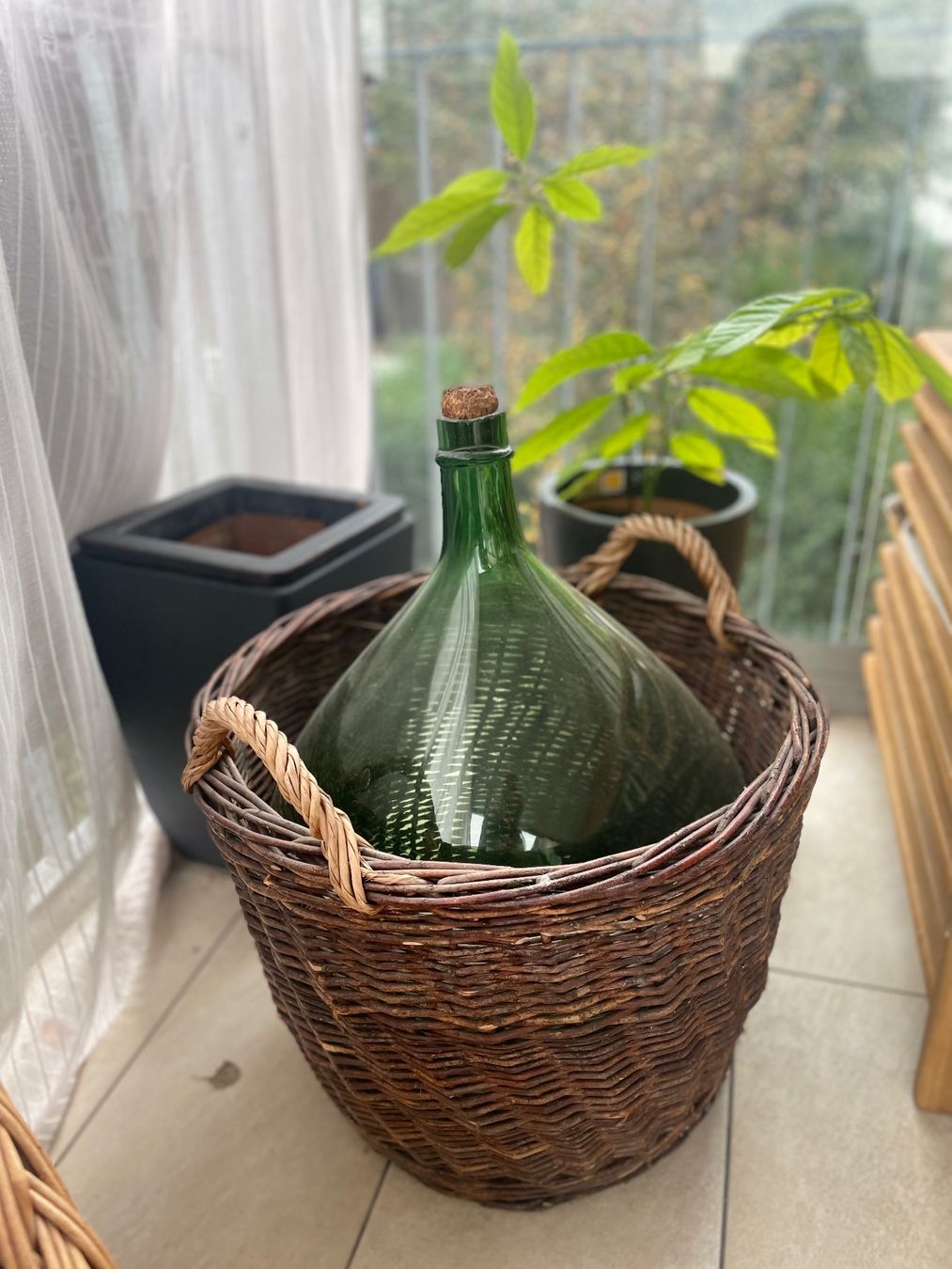 Tutte le decorazioni: Grosse Antike Flasche im Weidenkorb – Usato da Au ZH venduto da Daiga 1