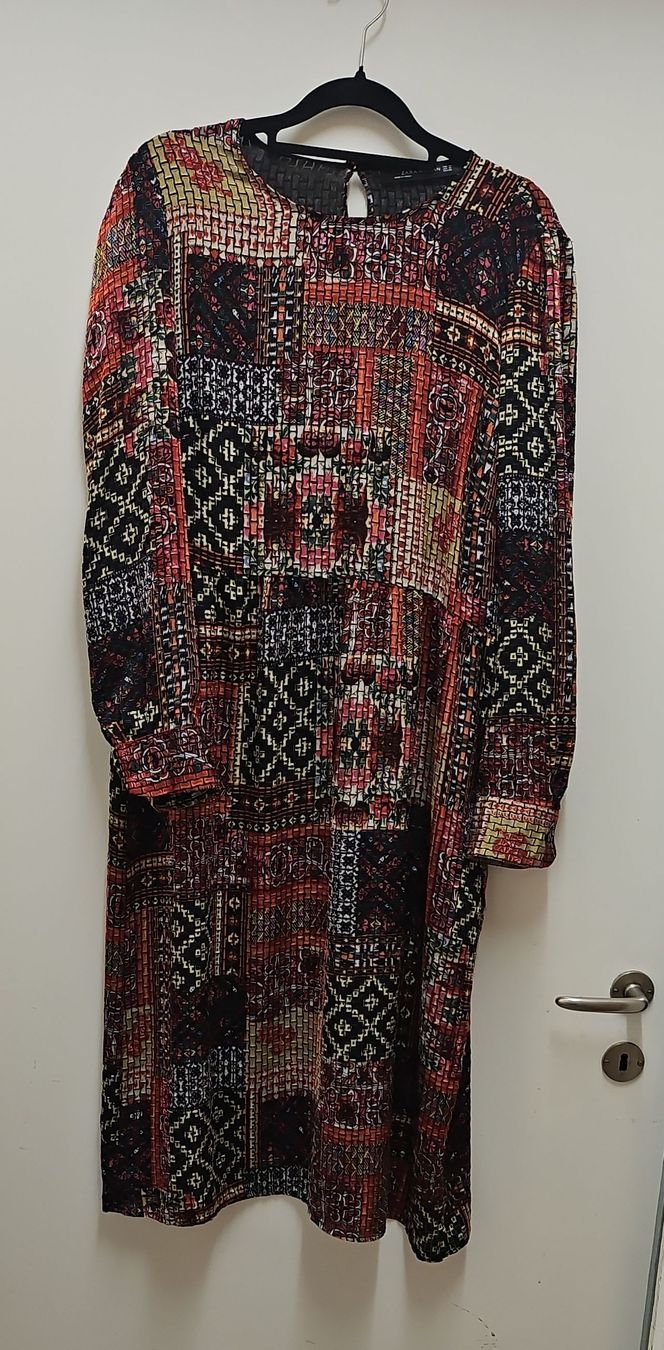 Zara Vestiti: Zara Midi Kleid gemusterte lange Ärmel – Usato da Zürich venduto da eri_8w5v