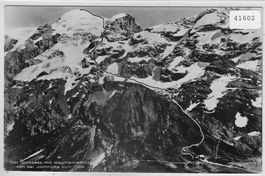 Der Jochpass mit Wegmarkierung