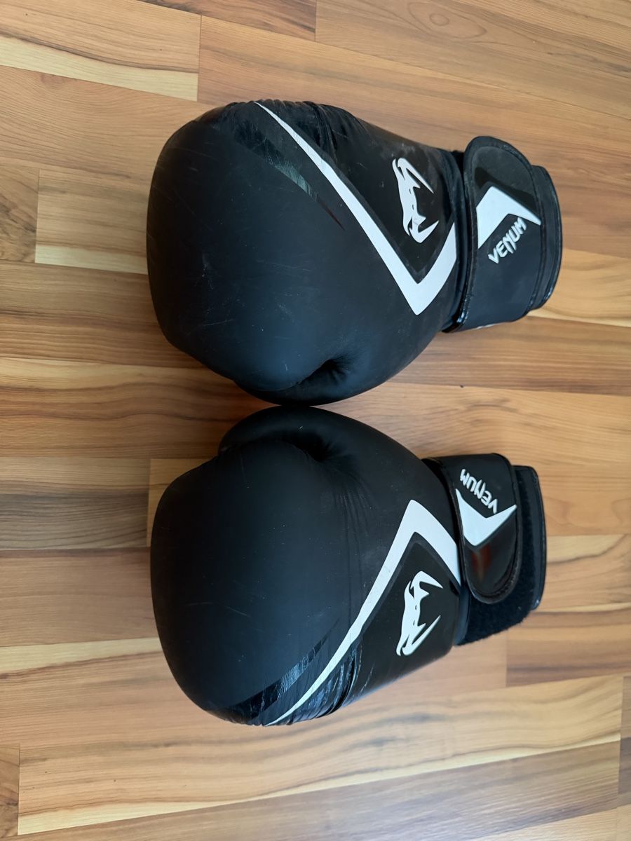 Venum Handschuhe & Handstulpen: Boxhandschuhe Venum schwarz 16oz gebraucht – Gebraucht aus Säriswil von lie_g82q 2