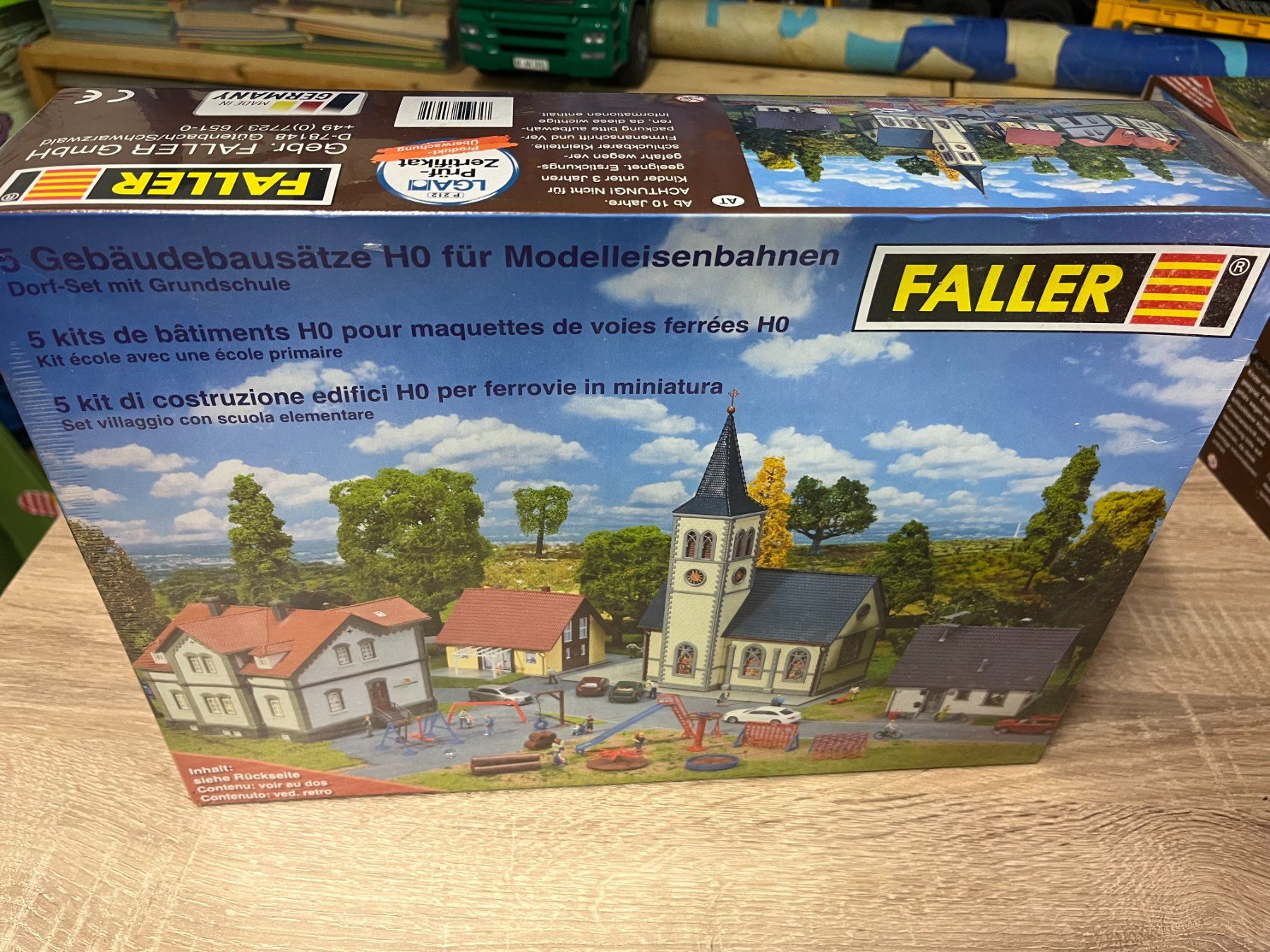 Faller Modelleisenbahnen: Faller Modellbausatz Dorf-Set mit Grundschule 1:87 – Neu und originalverpackt aus Rodels von McQuest01