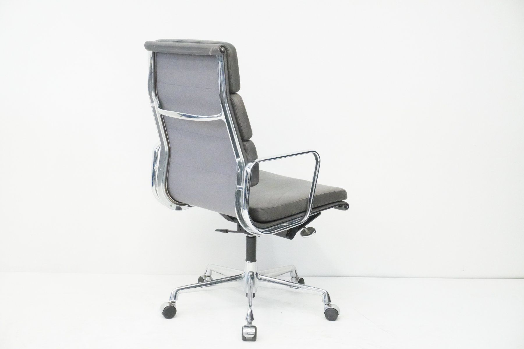 Vitra Sedie: Vitra Eames Soft Pad EA219 Leder grau Designklassiker – Usato da Bad Zurzach venduto da QLASSIQ 7