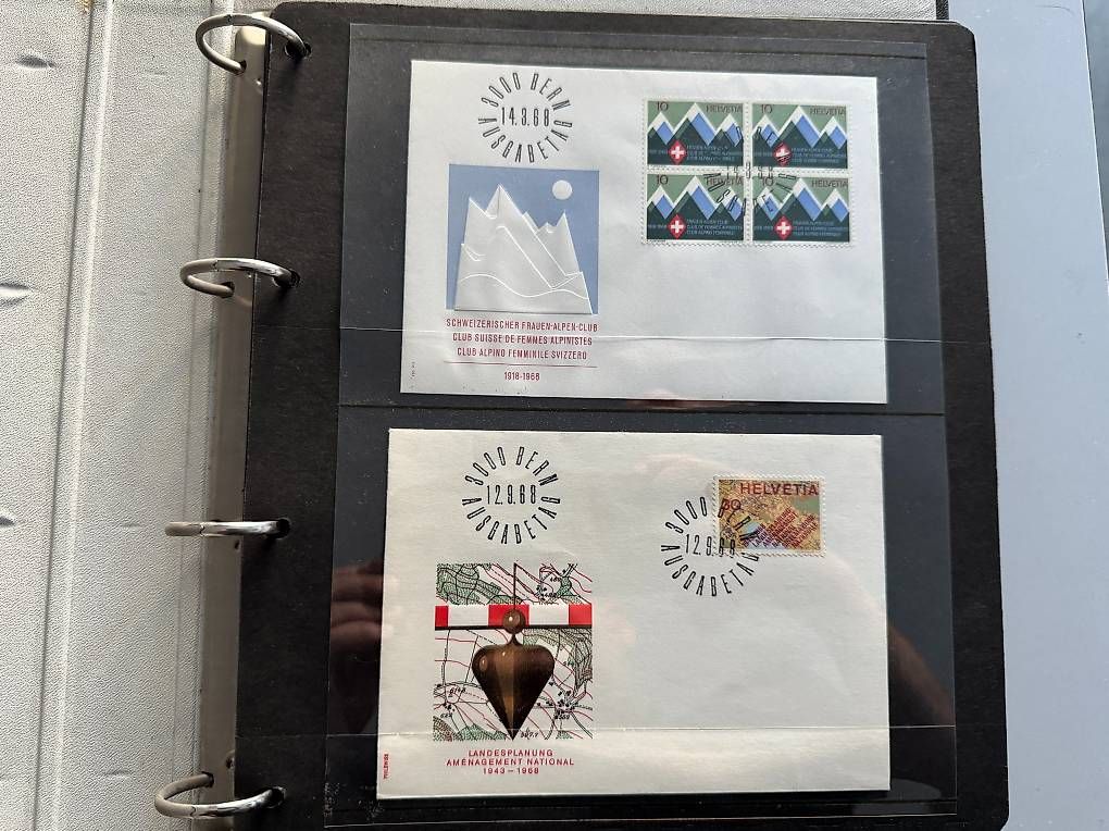 Tous les timbres: Ordner mit 23 Ersttagsbriefen Schweiz – D'occasion à Basel par Chregu07