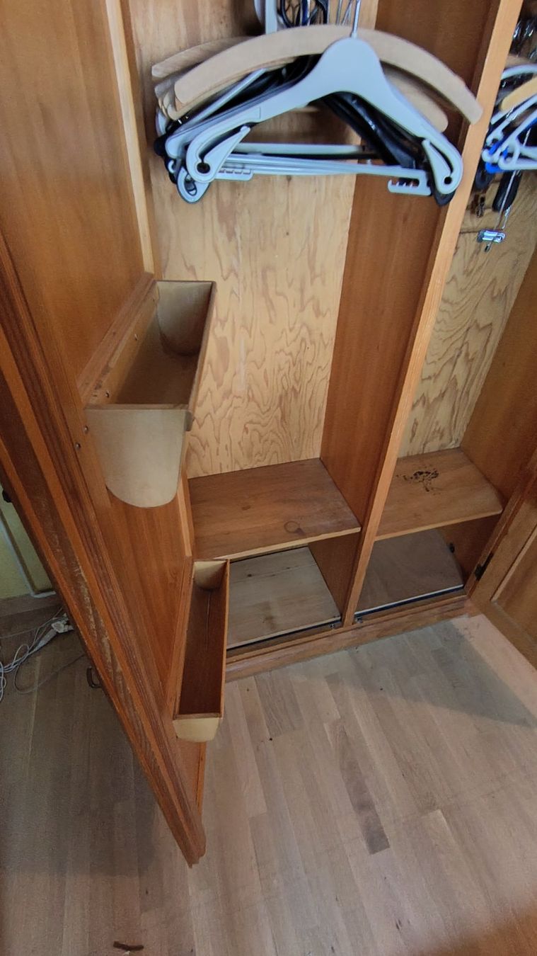 Armadi: Schrank – Usato da Reinach BL venduto da niclaiss 2