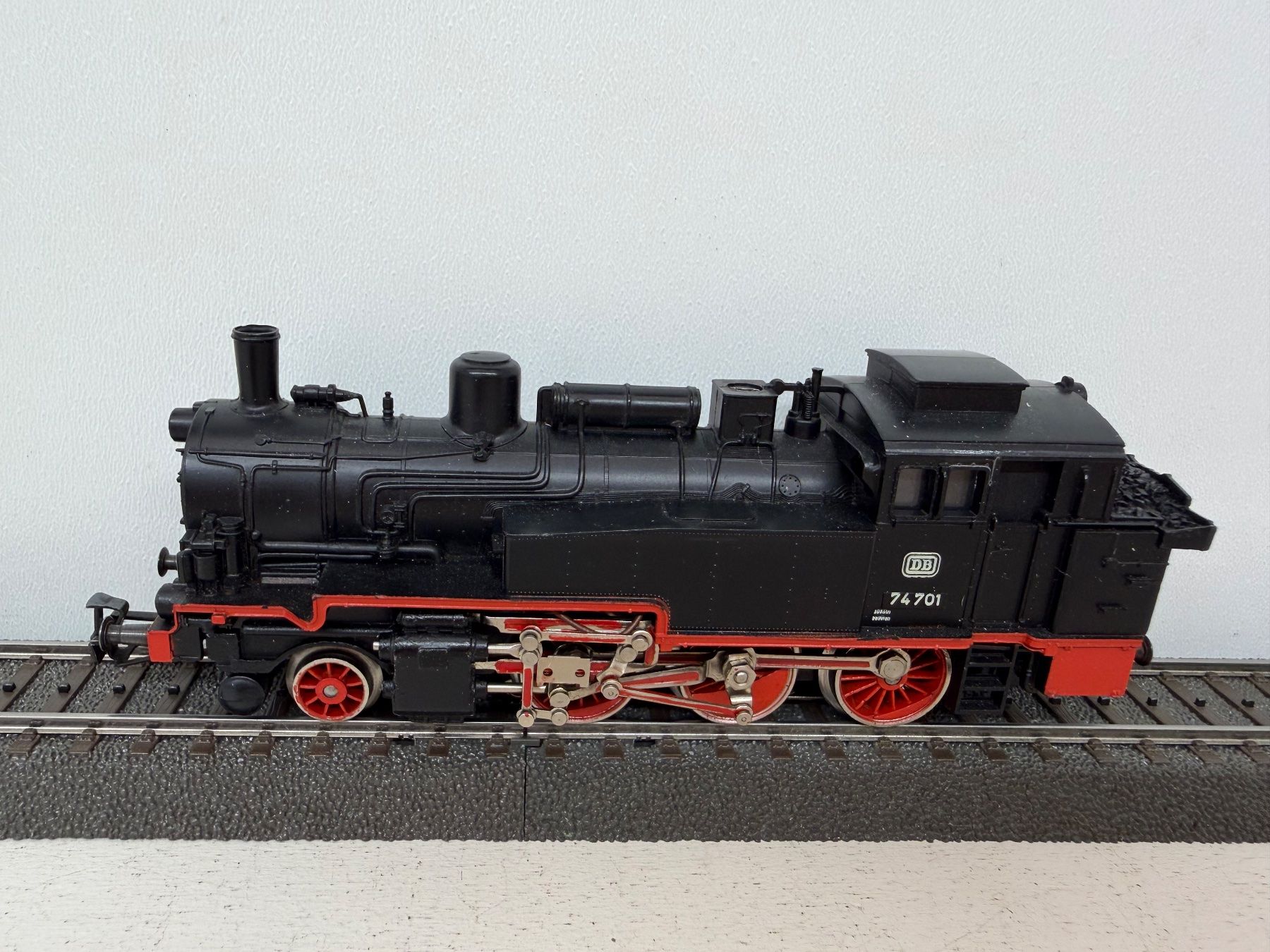 Märklin Modellini di ferrovie: 3095 Tenderlokomotive BR 74 der DB – Usato da Büsserach venduto da ModellbahnDepot 3