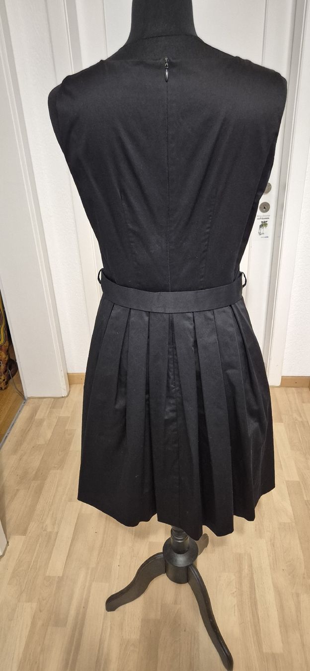 Marc Cain Vestiti: Schickes, schwarzes Kleid mit Schleife und Jäckchen – Usato da Schwyz venduto da Vesparider01 1