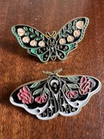 Schmetterling und Falter Brosche / Pin mit Blumen
