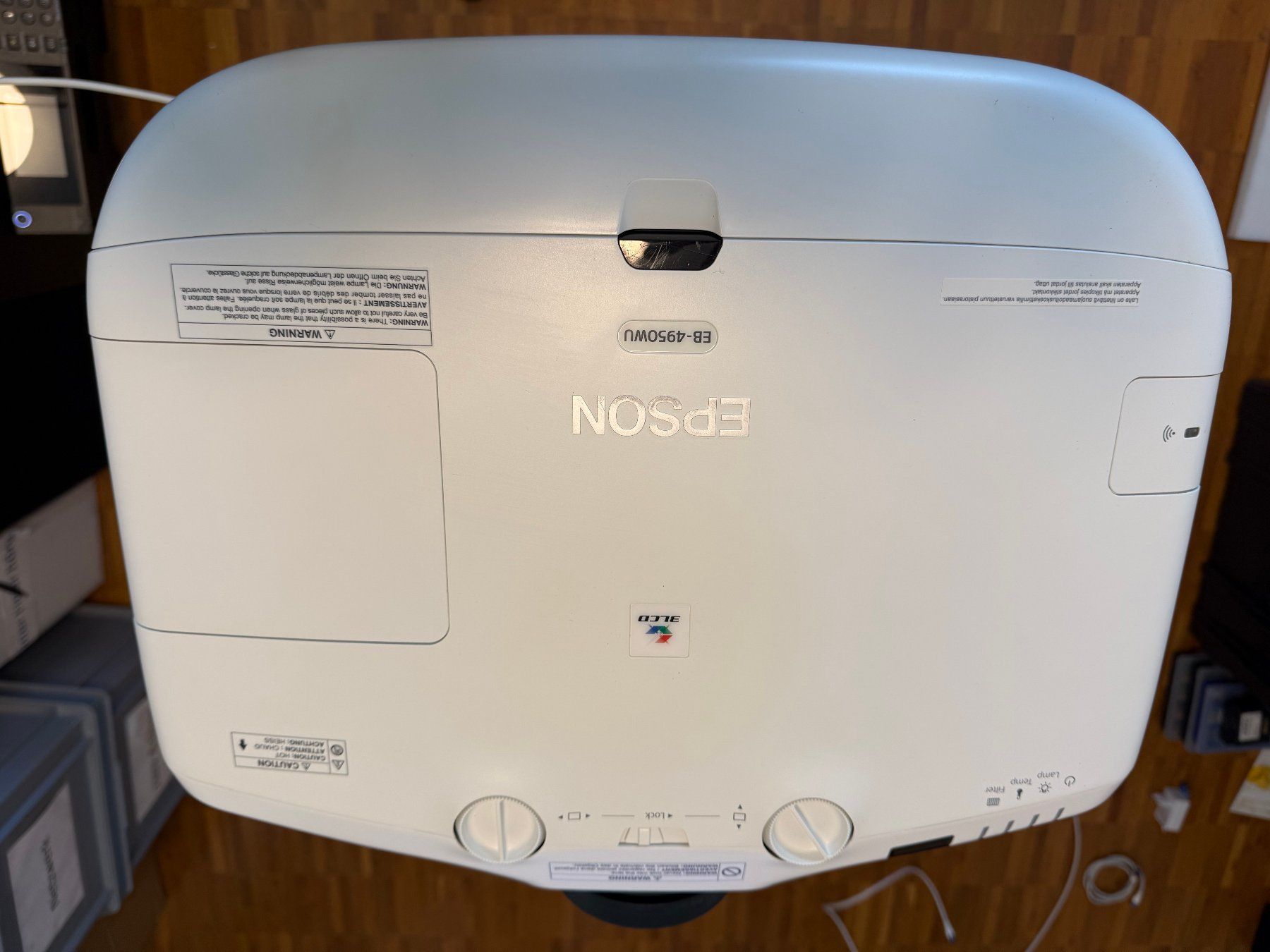 Epson Proiettori: Epson EB-4950WU mit Deckenhalterung – Usato da Saanen venduto da AV_Parts 2