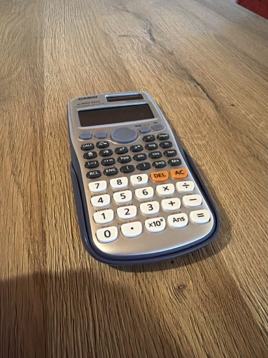 Casio Calcolatrici tascabili: CASIO Taschenrechner fx-991ES Plus mit Hülle – Usato da St. Gallen venduto da nic_xky9 1