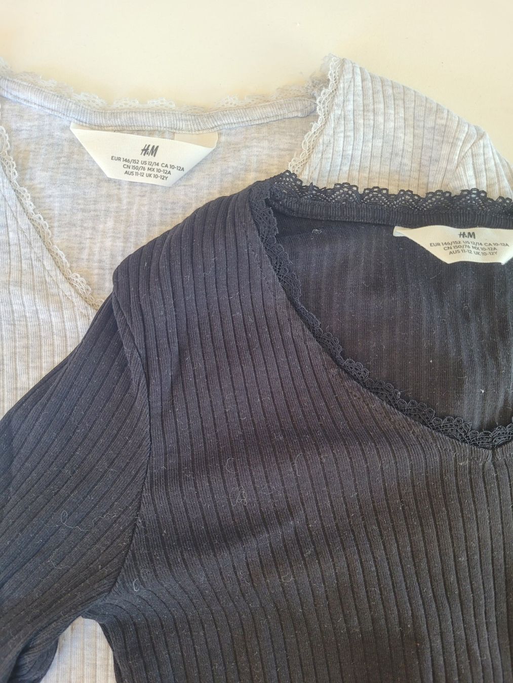H&M Camicette, T-shirt & Top: H&M zwei Basic Longsleeves mit Spitze – Usato da Fahrni b. Thun venduto da zengis