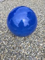 Königsblaue Gartenkugel aus Keramik 24 cm Durchmesser Unikat