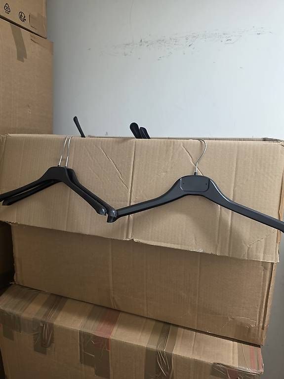 Appendiabiti: Cintres haut pull vestes – Usato da Morges venduto da Kiity01 1