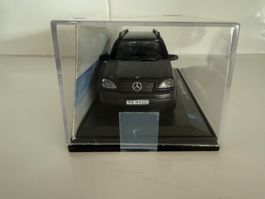 Mercedes M-Klasse ML 320 American Mint 1-43 Vitrine Risse 13